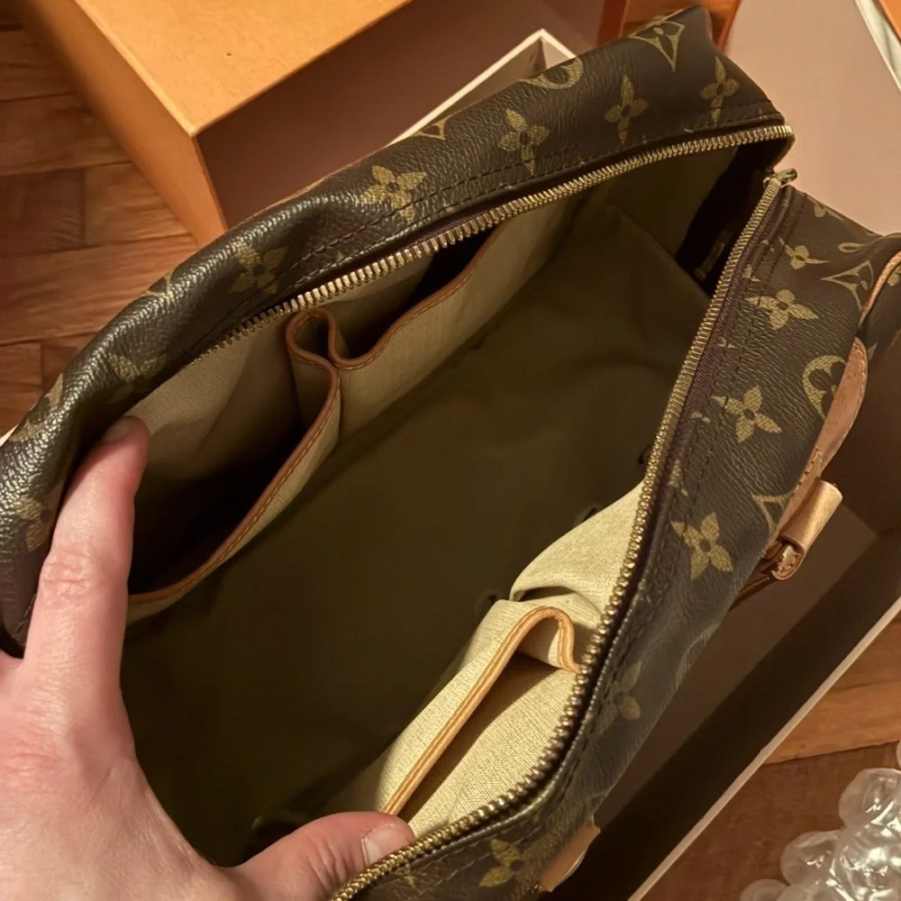 Louis vuitton really popular and stylish dueaville bag plenty of room perfect 😍